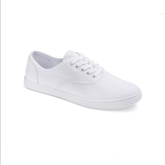 white flat tennis shoes